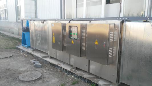 光解凈化設備 造紙廠制漿廢氣處理設備設計安裝利用UV光解凈化設備發(fā)出特制的高能UV紫外線光束照射惡臭氣體，裂解H2S、硫化物、VOC類、苯、甲苯、二甲苯的分子鏈結構，使有機或無機高分子惡臭化合物分子鏈，在高能紫外線光束照射下，降解轉(zhuǎn)變成低分子化合物，如CO2、H2O等。利用高能UV光束裂解惡臭氣體中細菌的分子鍵，破壞細菌的核酸（DNA），再通過臭氧進行氧化反應，徹底達到脫臭及殺滅細菌的目的。