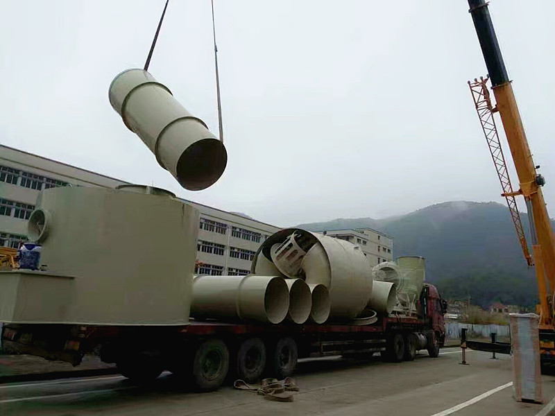 針對城市污水處理工藝特點，采用的噴淋吸附方法，將廢氣收集，送入噴淋塔噴淋，去除各類異味達到凈化氣體的效果。該方法投資少、運行成本低、占地空間小、效果好，無二次污染。