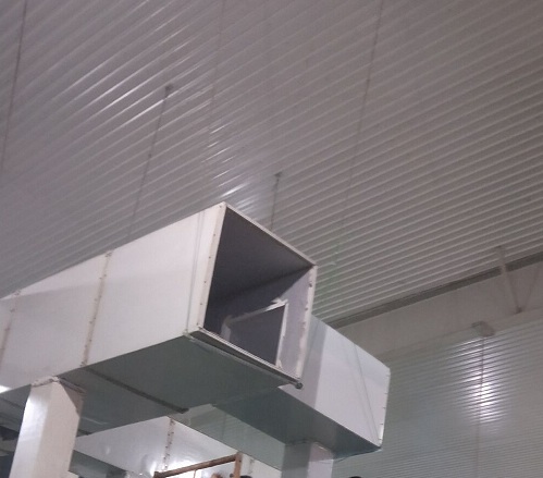 車間水簾風扇負壓風機+降溫水簾通風降溫系統;體后必將成為廠房通風降溫設備的主流。濕簾（水簾）性能特點：采用新材料與空間交聯技術，高吸水、高耐水、抗霉變、耐腐蝕、使用壽命長。產品蒸發比表面大，降溫效率達80%以上。產品含表面活性劑，自然吸水，擴散速度快，效能持久。