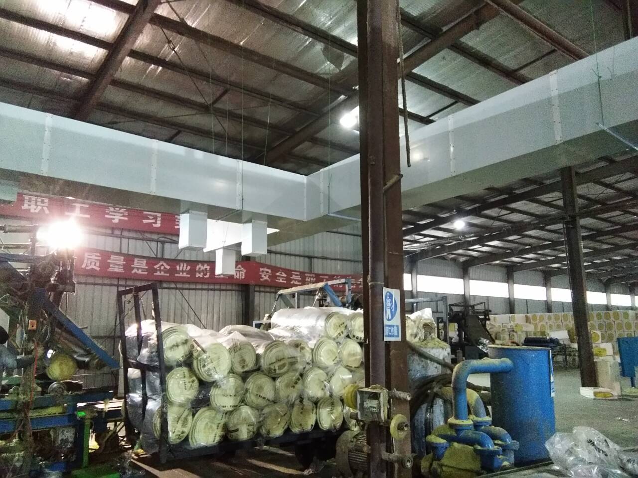 大型節(jié)能吊扇舒適的自然風(fēng)解決了以下問題  1、物流園多為鋼結(jié)構(gòu)現(xiàn)場(chǎng)，到了夏天，室內(nèi)溫度比室外溫度高！  2、工作場(chǎng)所面積大的空氣不流通等，員工的工作環(huán)境普遍不好，工作效率低，有時(shí)會(huì)因悶熱而中暑。  3、工廠工作環(huán)境差，員工流動(dòng)性大，企業(yè)人工費(fèi)增加。  4、物流現(xiàn)場(chǎng)、倉庫面積大，員工分散，主要用于堆積貨物，降溫?fù)Q氣設(shè)備難以選擇！