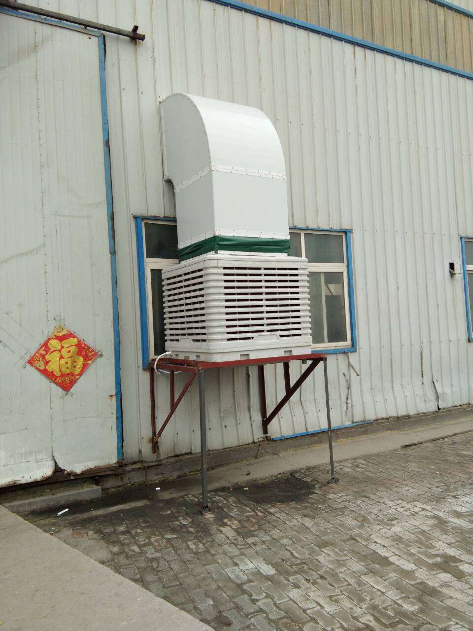 　車間降溫設備是根據水蒸發吸熱降溫的物理原理進行降溫的，所以該降溫設備運行成本是極低的。這樣人員的降溫問題解決了，投資成本也能控制在合理的范圍。