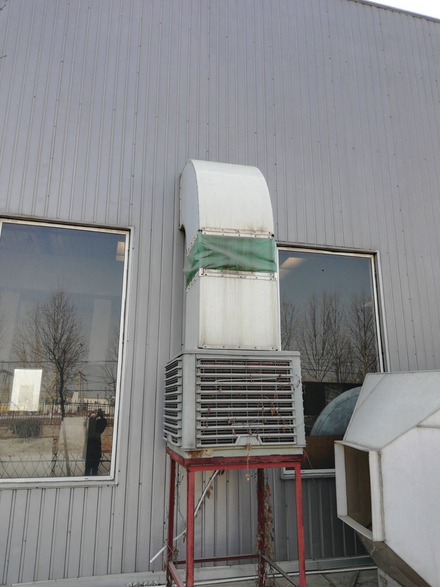 水簾風(fēng)機(jī)安裝在車間等密閉大型工廠，作為抽風(fēng)換氣用；與濕簾搭配，安裝于車間內(nèi)迅速降溫，同時(shí)具有一定的濕度；放在地上或者掛在空中，使用在大型車間，作為排風(fēng)扇使用，通常情況下1000平左右的大型空間，四臺(tái)風(fēng)機(jī)即可達(dá)到滿屋通風(fēng)降溫的效果。 負(fù)壓風(fēng)機(jī)是運(yùn)用空氣對(duì)流，負(fù)壓換氣的原理來設(shè)計(jì)，安裝在通風(fēng)不良的對(duì)向，可以將室內(nèi)停滯不重的熱氣、異味、烏煙、穢氣，在較短的時(shí)間內(nèi)迅速排出室外，使室內(nèi)溫度降低到與室外溫度相同，卻能感覺到比室外更涼爽。